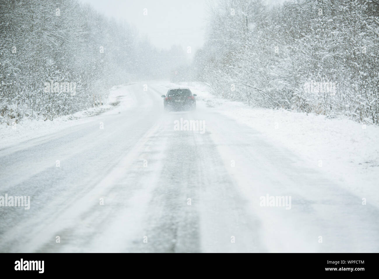 Das Auto ist in einem Winter Straße in einem Blizzard Stockfoto