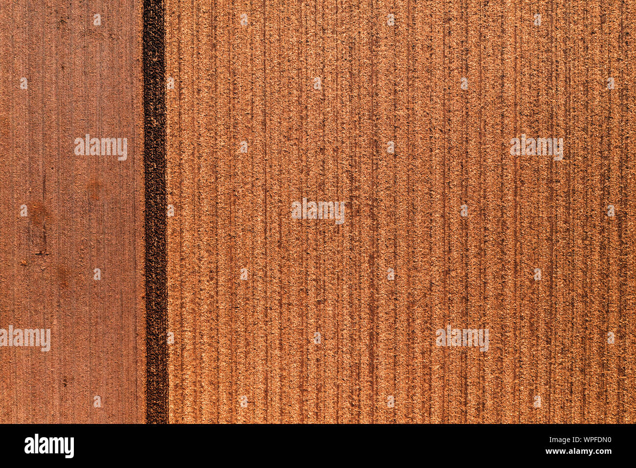 Luftaufnahme von Feld Stoppeln drone pov auf hellen, sonnigen Herbsttag Stockfoto