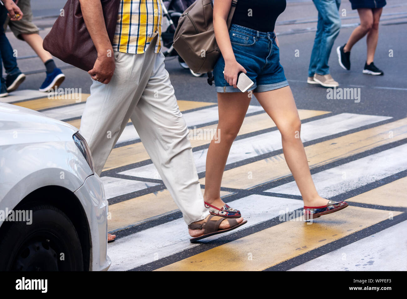 Fußgänger die Straße an einem Zebrastreifen in der Stadt im Sommer Tag Stockfoto