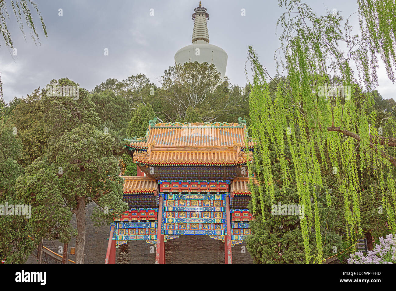 Vor der Weißen Pagode auf Qionghua Insel in Beihai Park in Peking Stockfoto