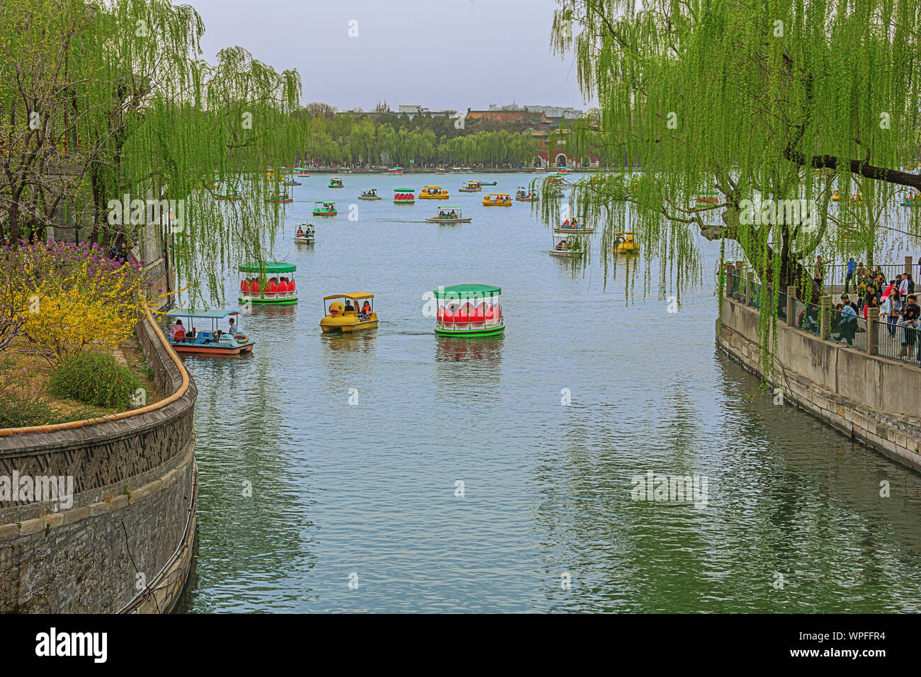 Editorial: Beijing, China, April 6, 2019 - Menschen, die Freude an der Boote in Beihai Park in Peking Stockfoto