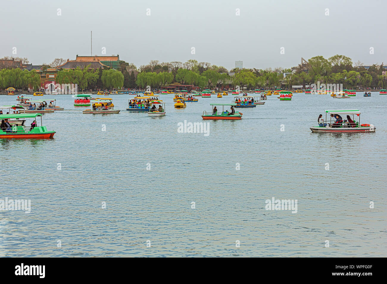 Editorial: Beijing, China, April 6, 2019 - zahlreiche Boote auf dem See von Jade Blumeninsel im Beihai Park in Peking gesehen Stockfoto
