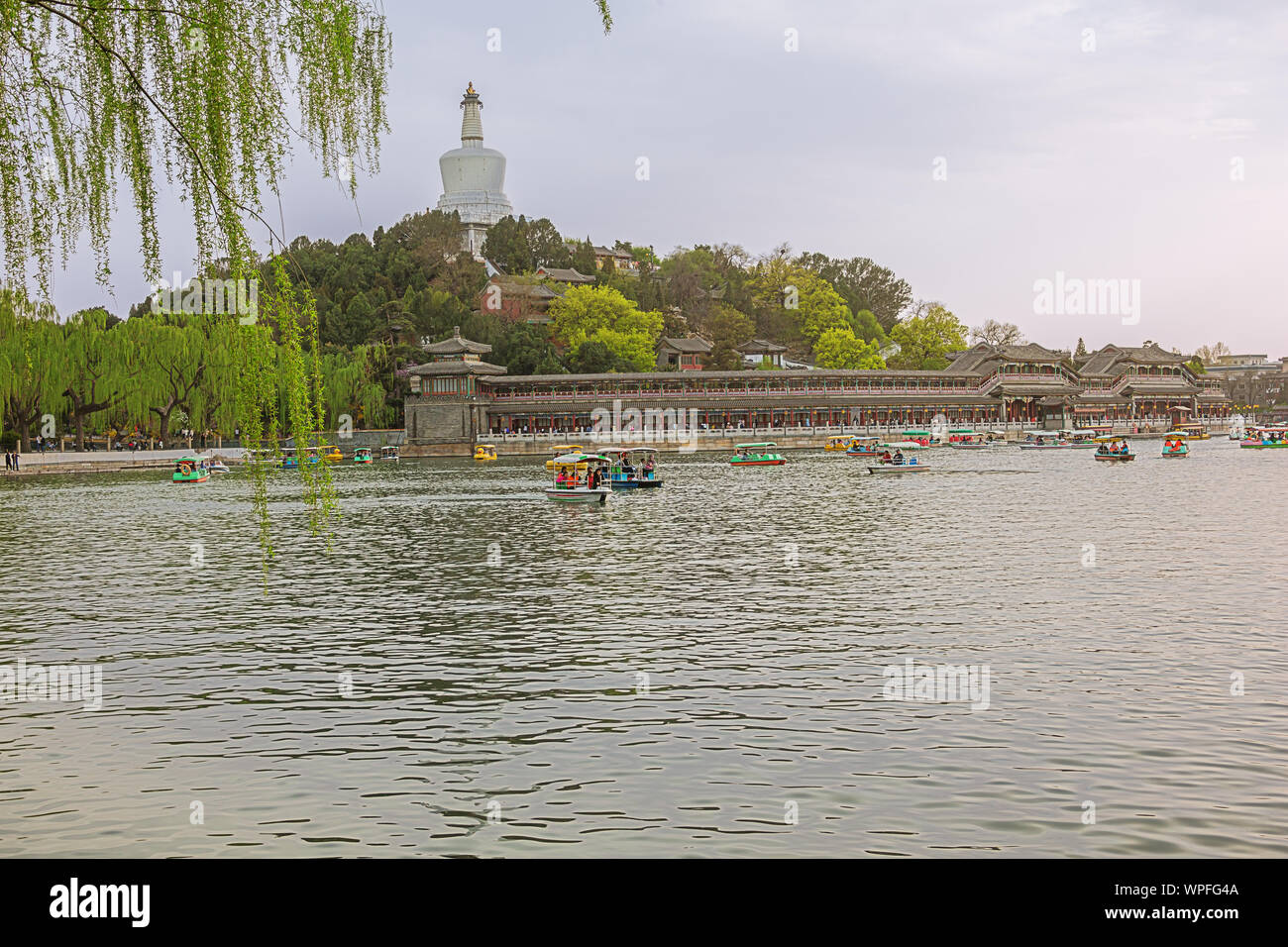 Editorial: Beijing, China, April 6, 2019 - Blick auf Jade Blumeninsel mit Booten auf dem See im Beihai Park in Peking Stockfoto