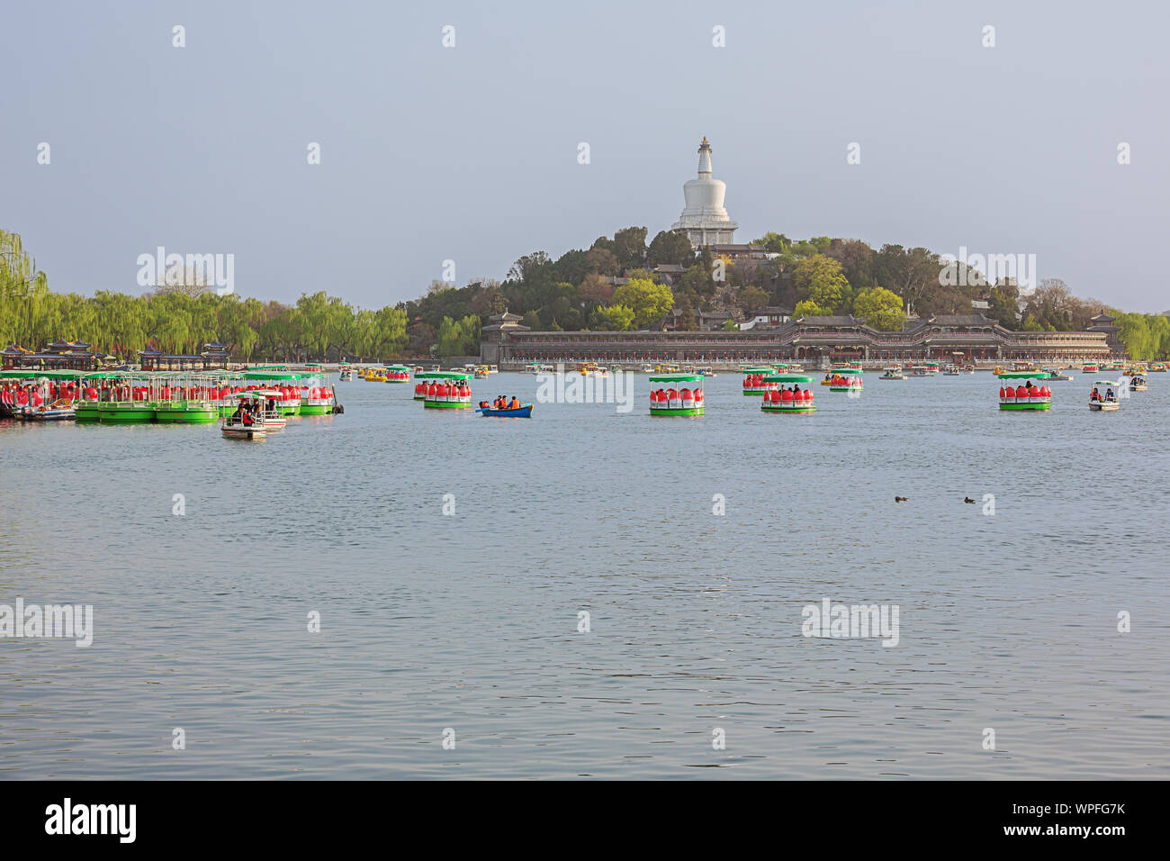 Editorial: Beijing, China, April 6, 2019 - Fernsicht auf Jade Blumeninsel mit Booten auf dem See im Beihai Park in Peking Stockfoto