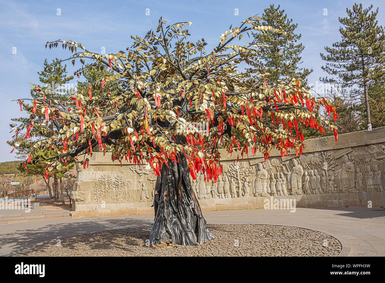 Möchten Baum mit roten Bändern auf der Zufahrtsstraße zu den Yungang Grotten in der Nähe von Datong Stockfoto