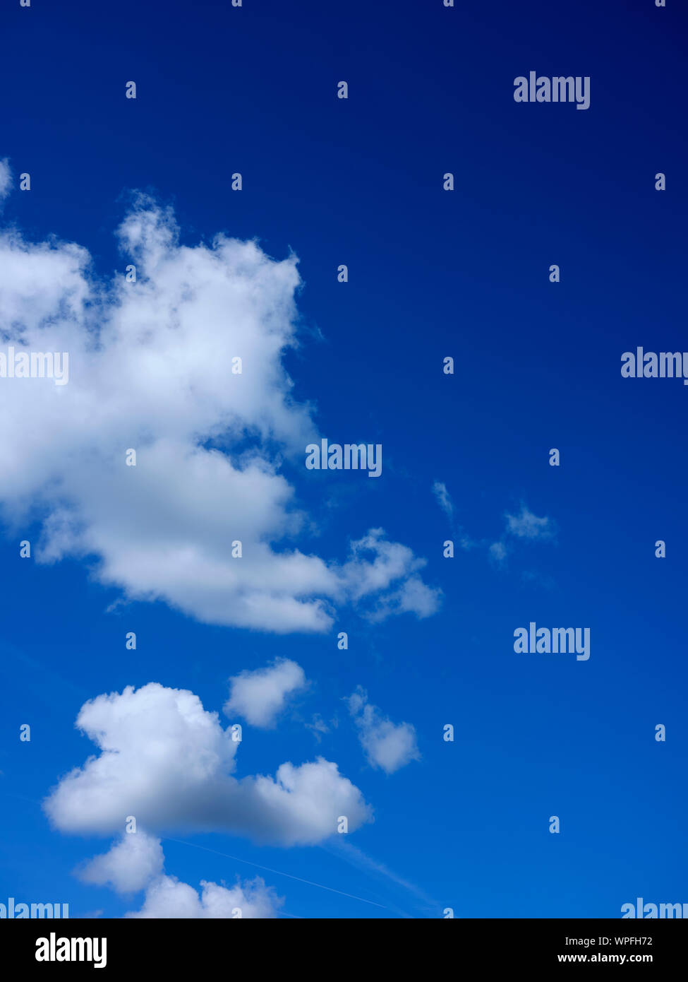 Weisse Wolken in einem klaren, blauen Himmel über Ilkley mit umfassenden Kopie Raum, North Yorkshire. 08/09/19. Stockfoto