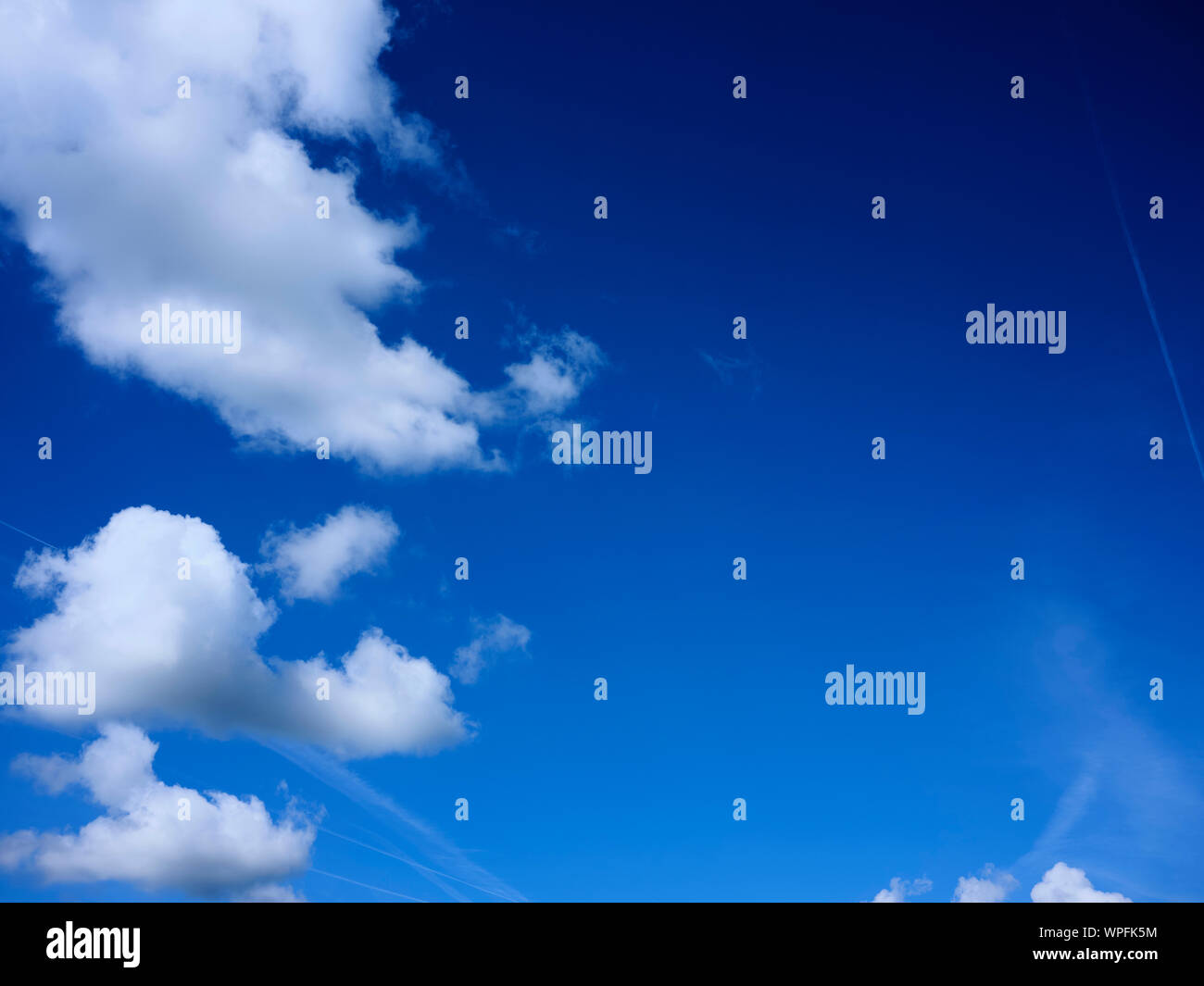 Weisse Wolken in einem klaren, blauen Himmel über Ilkley mit umfassenden Kopie Raum, North Yorkshire. 08/09/19. Stockfoto
