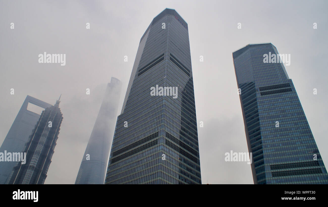 Finanzielle Türme, Wolkenkratzer im Zentrum von Shanghai. Nebel, Smog, Wolken, Stockfoto