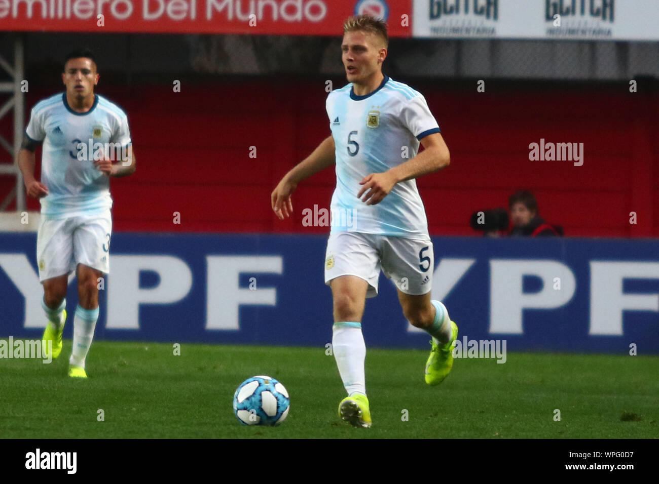BUENOS AIRES, 08.09.2019: Santiago geht Ascacibar während des Spiels zwischen Argentinien und Kolumbien für Freundschaftsspiel auf Diego Maradona Stadion in Buenos Ai Stockfoto