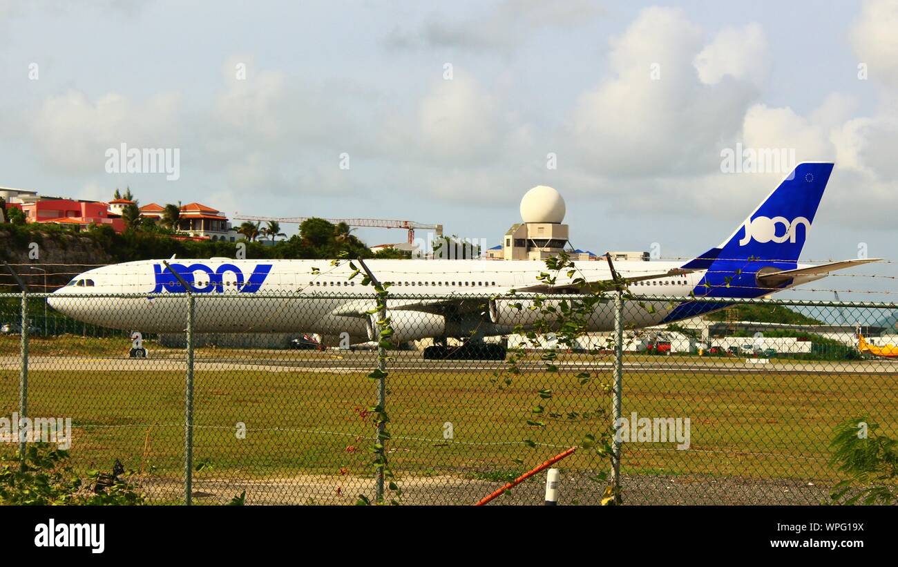 Ein Joon (verstorben und jetzt betrieben) von Air France Airbus A340-313 F-GLZP, auf der Startbahn rollen vor dem Ausschalten von sxm Airport, St. Maarten. Stockfoto