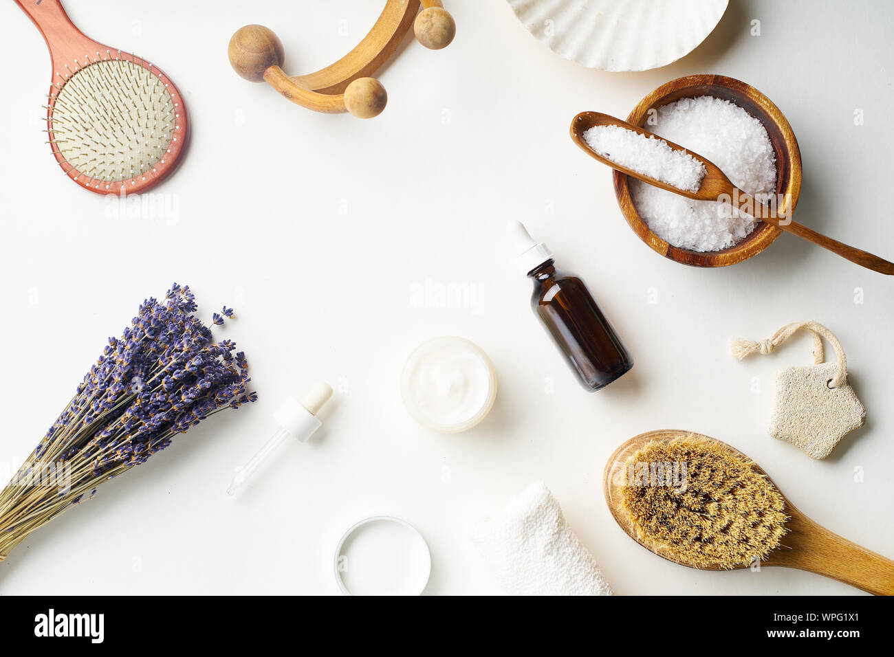 Wellness beauty pflege flatlay mit Lavendel und frischen Zutaten oder Hausgemachte Schönheit Produkte und Büschen. Ansicht von oben, kopieren. Stockfoto