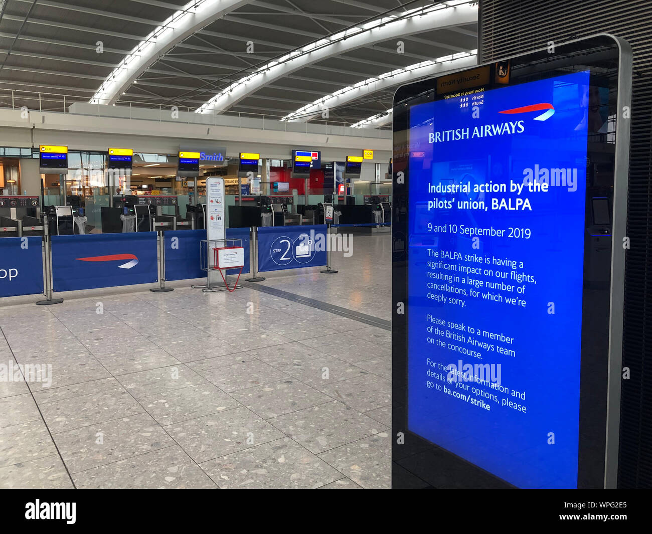 Im Terminal 5 am Londoner Flughafen Heathrow, London, am ersten Tag der erste Streik bei British Airways Piloten. Die 48-stündige Spaziergang in einer lange dauernden Streit um Zahlen, Krüppel werden Flüge von Montag, wodurch reisen Unterbrechungen für Zehntausende von Passagieren. Stockfoto