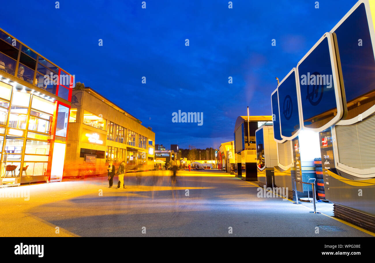 Monza, Italien. 07 Sep, 2019. Monza, Italien - 07 September, 2019: FIA Formula One World Championship, Grand Prix von Italien, Wohnmobile in der Nacht in der F1 Paddock, Blaue Stunde, Nacht, Nachts, Racing, Blaue Stunde, Quelle: dpa/Alamy leben Nachrichten Stockfoto