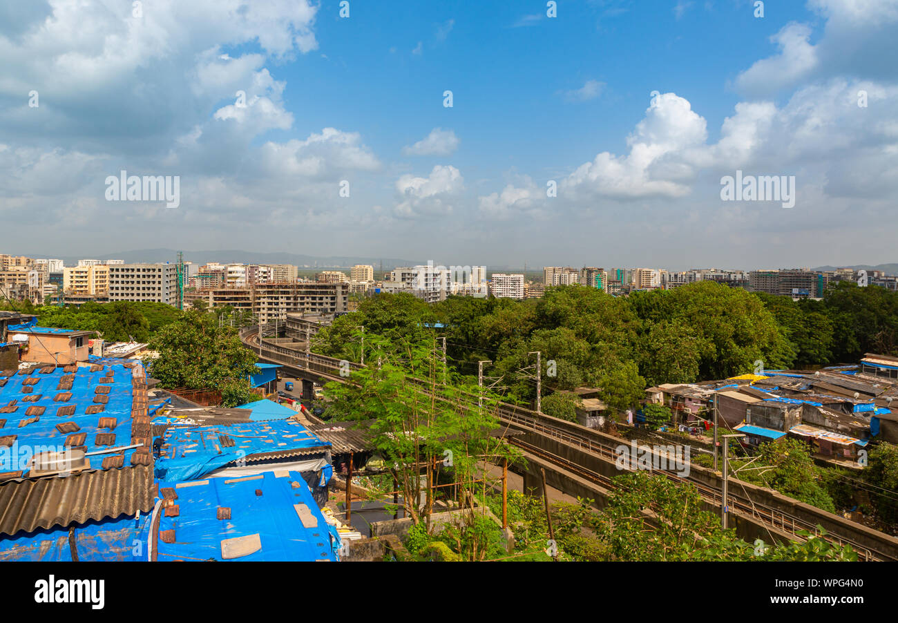 Mumbai City Skyline Luftbild Bild mit der U-Bahn zwischen Slums und neue Konstruktionen Stockfoto