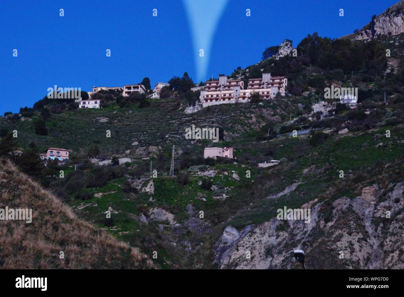 Lichtstrahl Aussenden von Gebäuden auf dem Berg Stockfoto