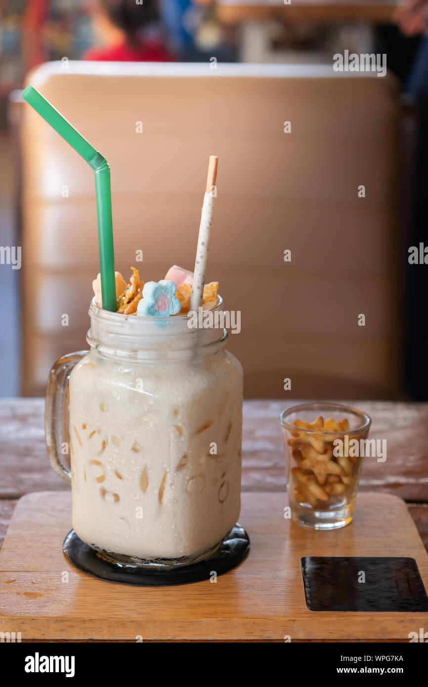 Milchshake mit Marshmallow, süße Kekse, in Glas Marmeladenglas serviert. Stockfoto