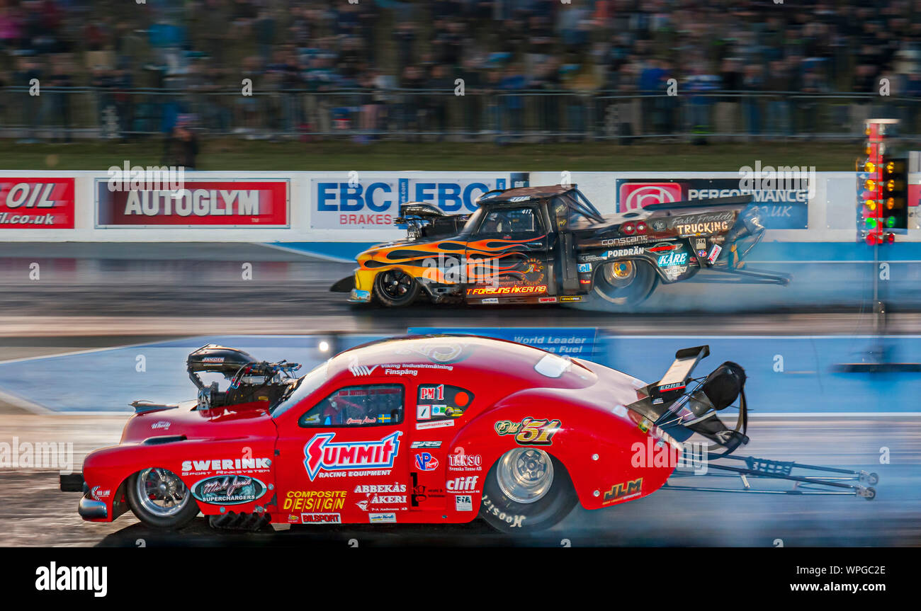 Pro Mod Drag Racing in Santa Pod Raceway. Jimmy Alund 51 Chevrolet nearside V Fredrik Fagerstrom Chevrolet C-10 Pickup weit Seite. Stockfoto