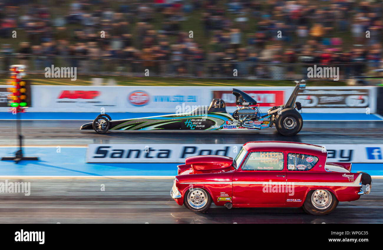 Super Pro ET Drag Racing in Santa Pod Raceway. Ron Bartlett Ford Anglia nearside V Scott Hauser dragster weit Seite. Stockfoto