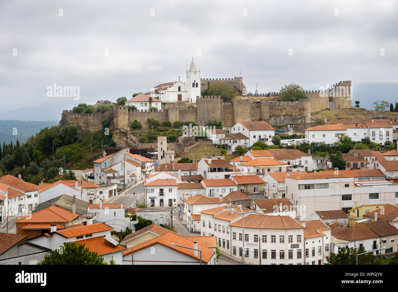 Penela, Portugal - 31 August, 2019: Blick auf Penela Schloss von S. Eufemia Pfarrei, Coimbra, Portugal Stockfoto