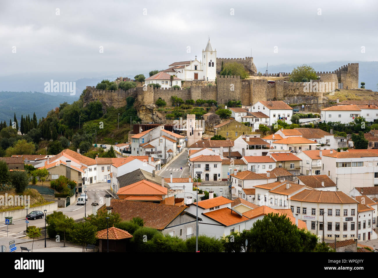 Penela, Portugal - 31 August, 2019: Blick auf Penela Schloss von S. Eufemia Pfarrei, Coimbra, Portugal Stockfoto