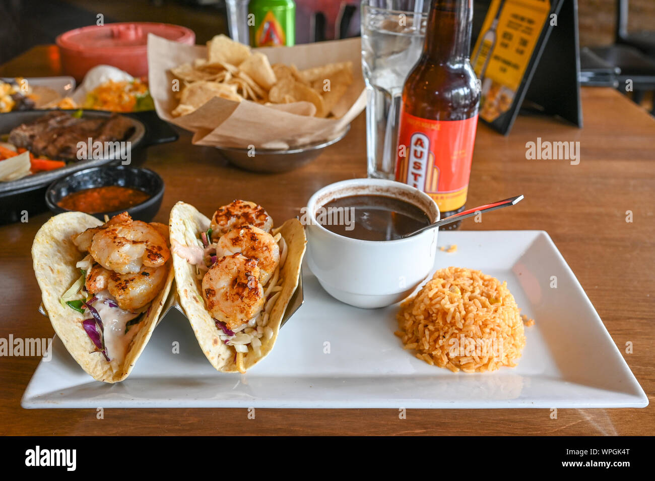 Texas style Tacos mit Garnelen und schwarze Bohnen serviert in einem Restaurant auf die Sixth Street in Austin, Texas. Stockfoto