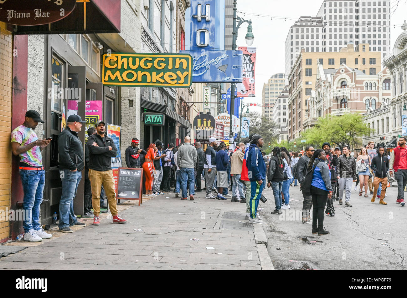 Sixth Street in Austin Texas während der SXSW Festival im März 2019. Diese historische Straße ist berühmt für seine Live Music Bars. Stockfoto