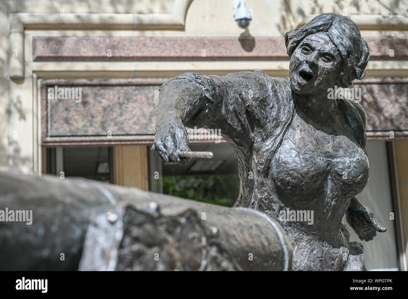 Sculptue der berühmten Kanone Lady Lady Angelina Eberly im Congress Avenue in Austin. Sie ist für Austin noch die Hauptstadt von Texas gutgeschrieben. Stockfoto