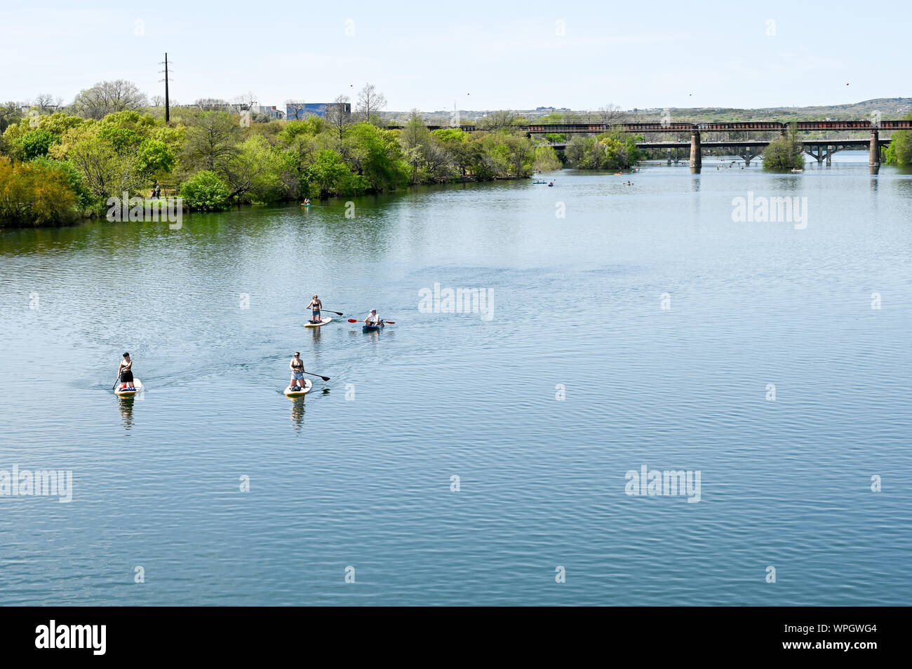 Paddle Boarding auf Lady Bird Lake/der Colorado River im Frühjahr in Ausitin, Texas Stockfoto