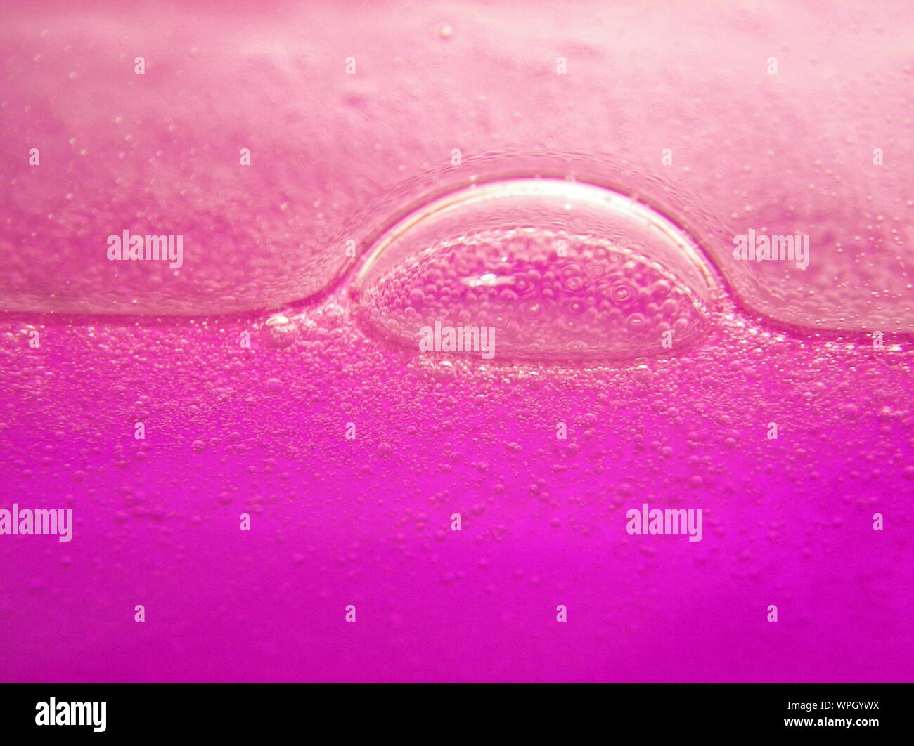 In der Nähe der Blase auf Rosa Oberfläche Stockfoto