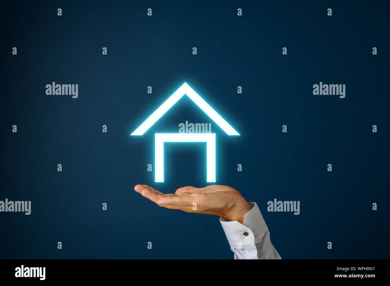 Männliche Hand unter weiß leuchtende Haus auf ein dunkles Blau. Stockfoto
