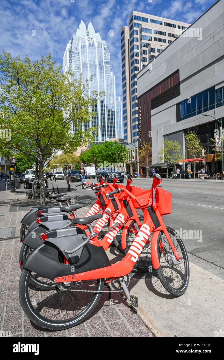 Springen elektrische Fahrräder in der Innenstadt von Austin, TX während der SXSW Festival geparkt im März 2019. Stockfoto