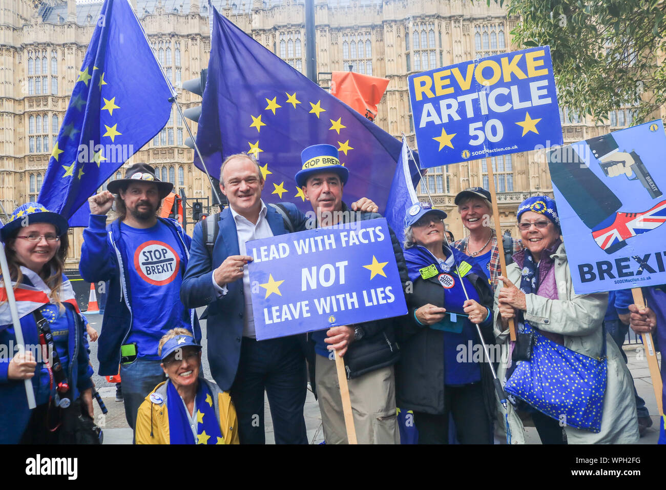 Westminster London, UK. 9. September 2019. Liberaler Demokrat MP, Ed Davey wirft mit Steve Bray von Sodem und pro bleiben Demonstranten Kampagnen mit Zeichen zu Artikel 50 und Stop Brexit Credit: Amer ghazzal/Alamy Leben Nachrichten widerrufen Stockfoto