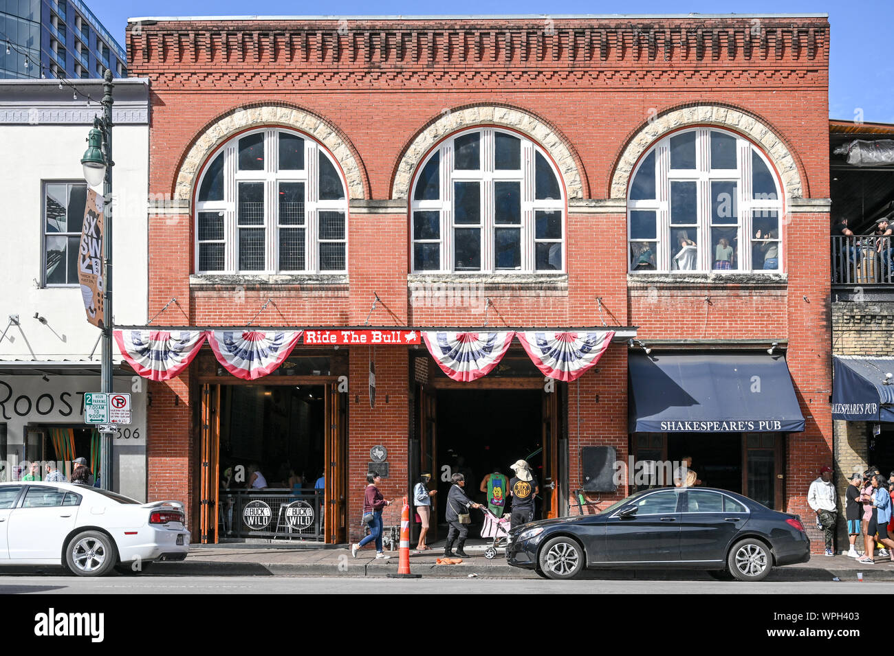 Sixth Street in Austin Texas während der SXSW Festival im März 2019. Diese historische Straße ist berühmt für seine Live Music Bars. Stockfoto