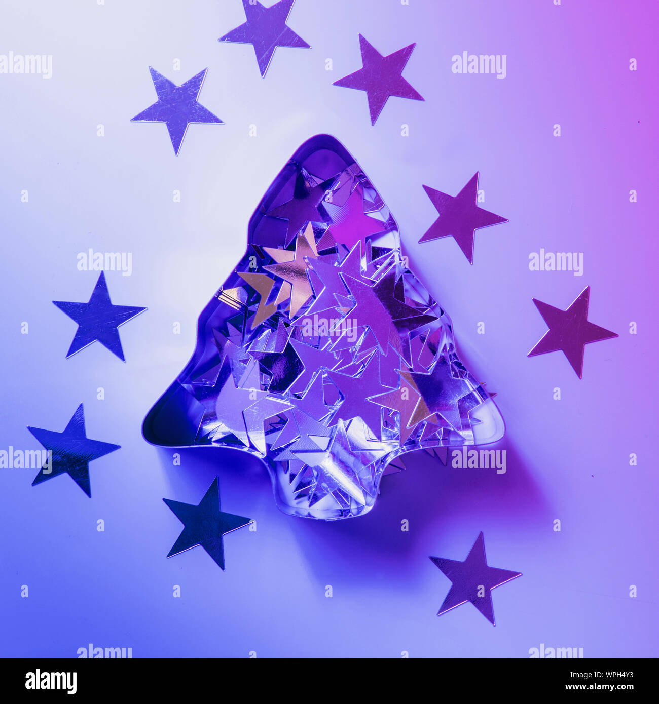 Weihnachten Disco und Mirror Ball auf Neon Pink und Blau. Creative Xmas Party Hintergrund mit kopieren. Stockfoto