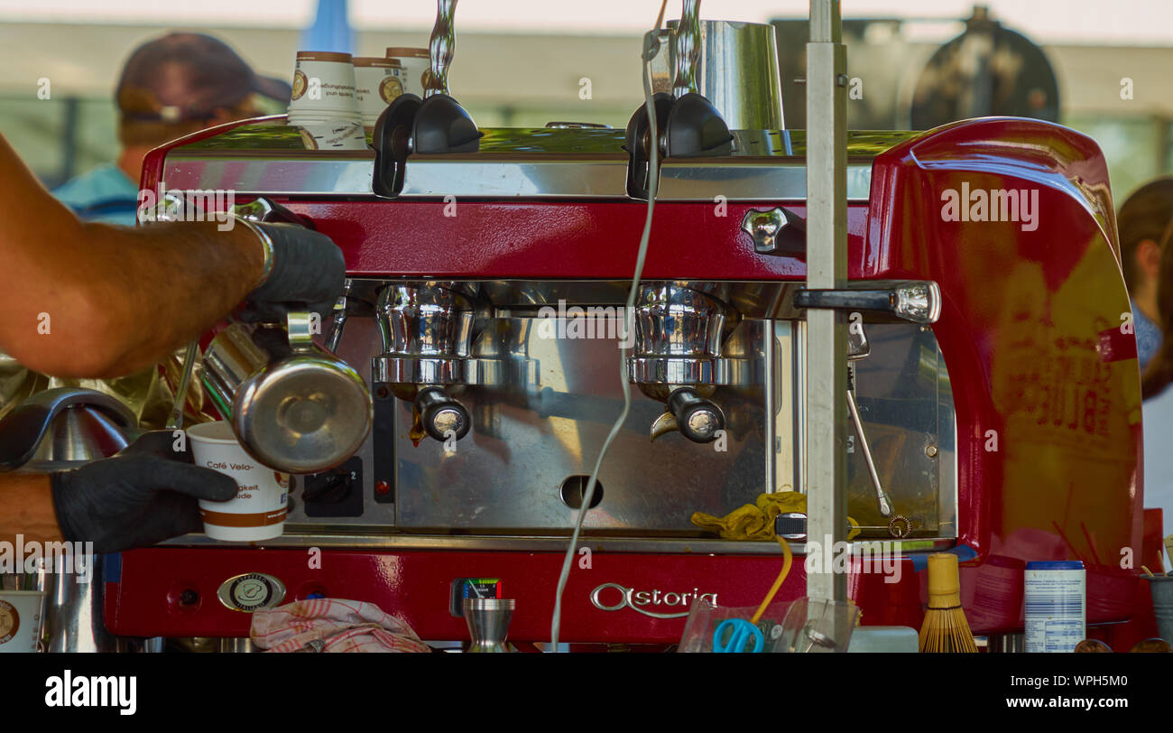 Hannover, Deutschland, August 5., 2018: Professionelle mobile Kaffeemaschine für die Zubereitung von Kaffee, Cappuccino und Espresso an Partys. Stockfoto