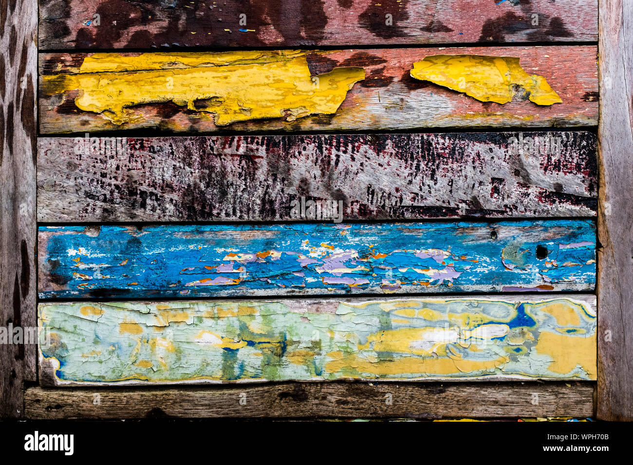 Verwittert und abblätternde Farbe auf Holzlatten, Großbritannien Stockfoto