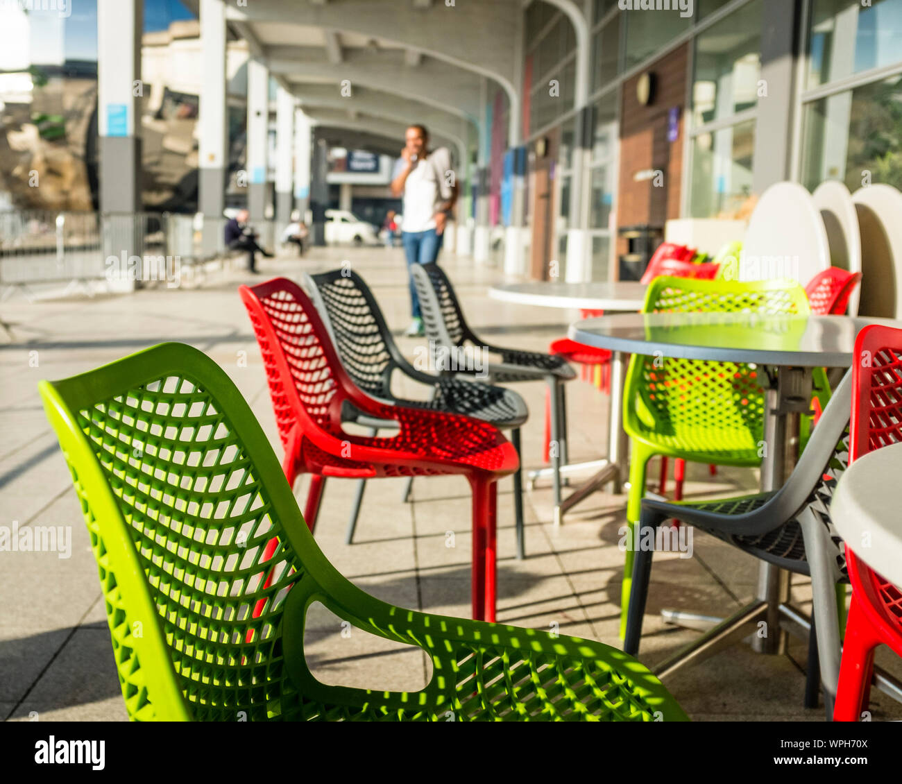 Bunte Stühle links außerhalb des Cafe, Bristol, Großbritannien Stockfoto