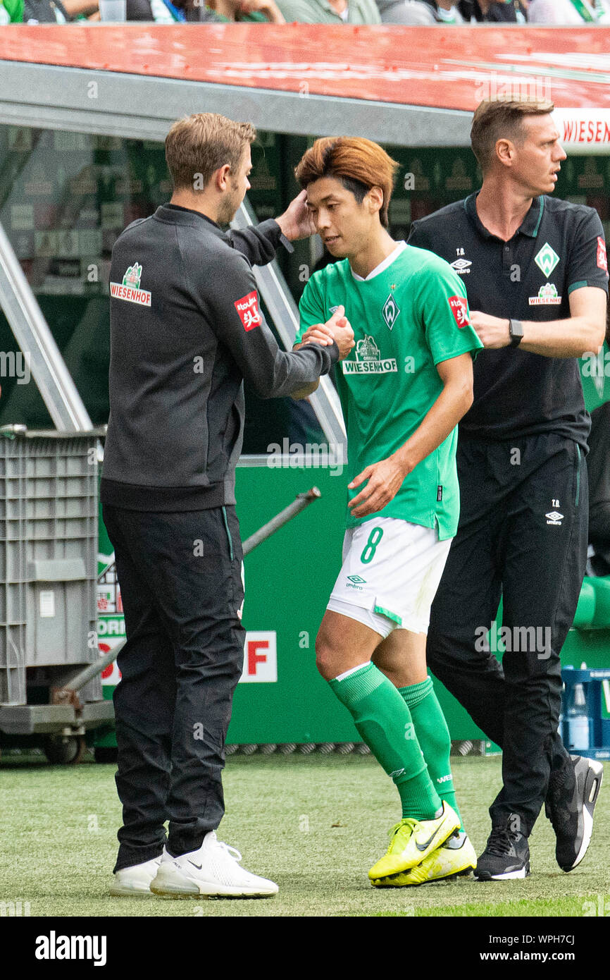 Trainer Florian KOHFELDT (HB, l) gibt die doppelten Torwart Yuya OSAKO (HB) seine Hand über seinen Ersatz, gratuliert ihm, Dank, Anerkennung, Gratulation; Rechts: Co - Trainer Tim BOROWSKI (HB); Fußball 1. 1. Fussballbundesliga, 3. Spieltag, SV Werder Bremen (HB) - FC Augsburg (A) 3:2, am 01/09/2019 in Bremen/Deutschland. DFL Bestimmungen verbieten die Verwendung der Bilder, Bildsequenzen und/oder quasi-Video | Verwendung weltweit Stockfoto