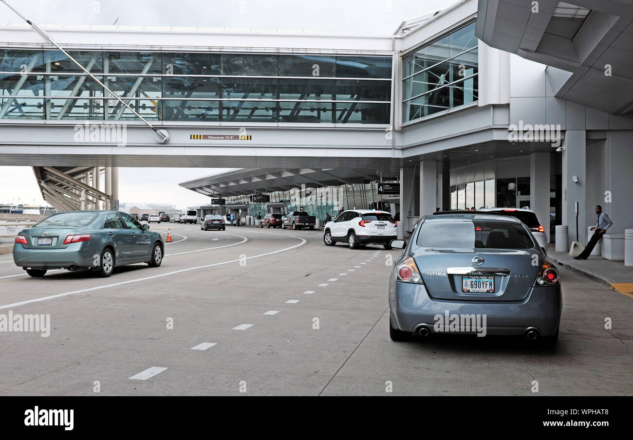 Internationalen Flughafen Cleveland Hopkins Abflugebene drop-off-Bereich in Cleveland, Ohio, USA. Stockfoto