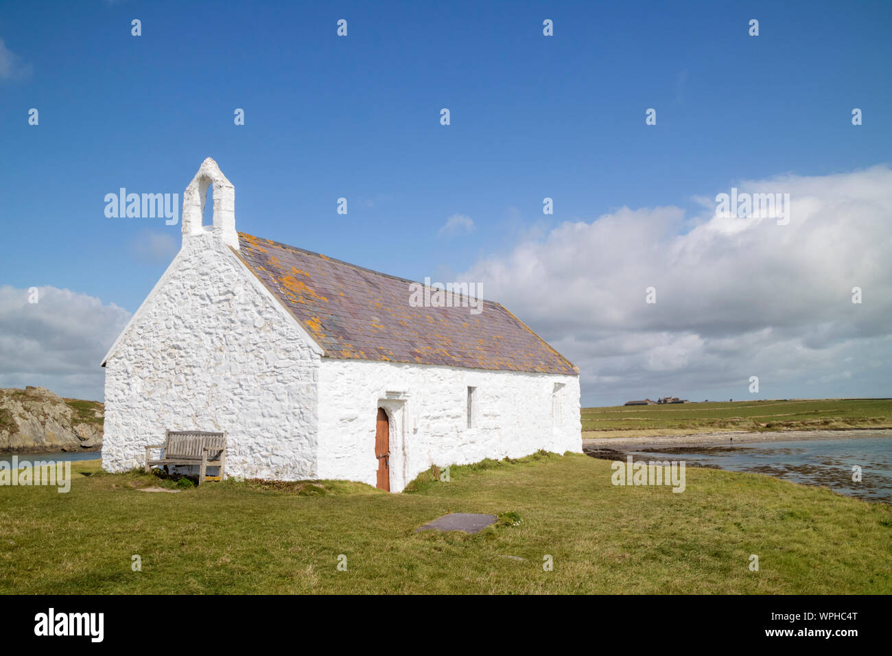 St. Cwyfan Llangwyfan der Kirche als die Kirche im Meer bekannt wegen Abseits vom Festland bei Flut, Anglesey, Nordwales zu schneiden, Großbritannien Stockfoto