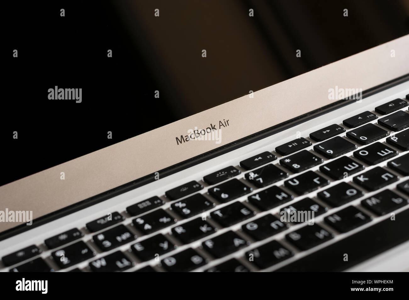 MacBook Air an sonnigen Tabelle. Stockfoto