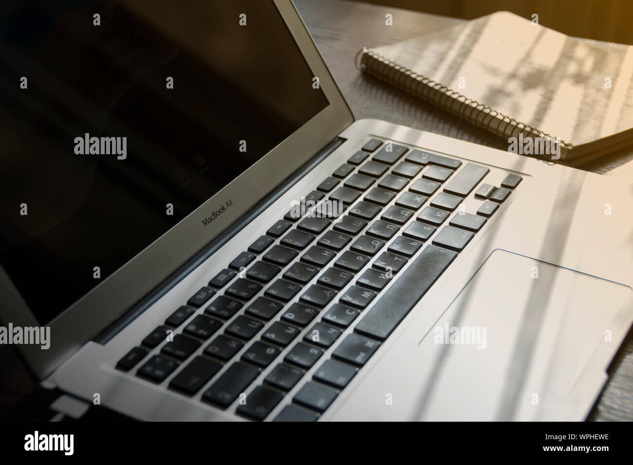 MacBook Air an sonnigen Tabelle. Stockfoto