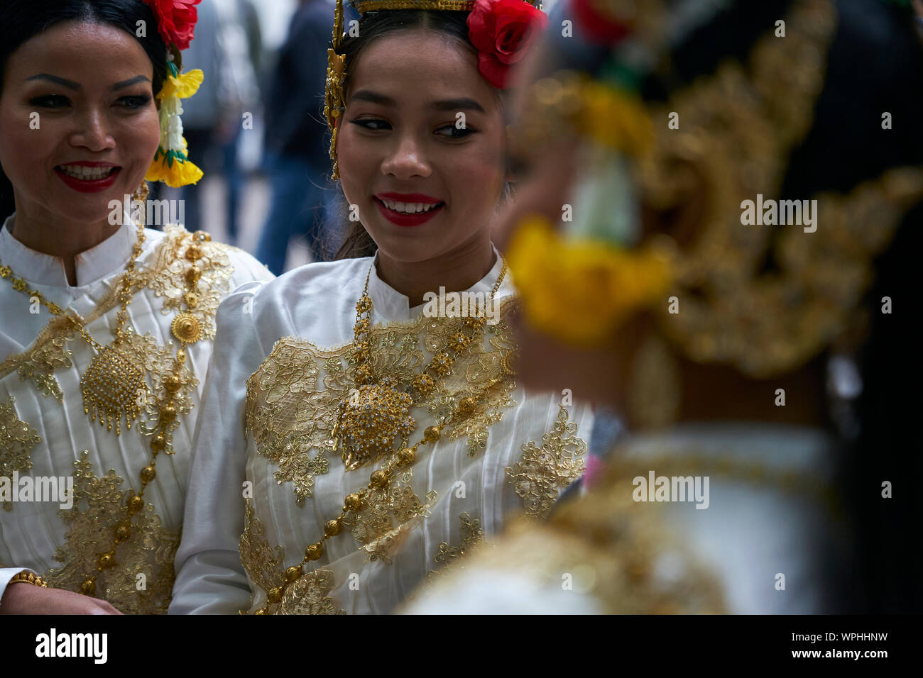 Teilnehmer auf dem Stand von Thailand gekleidet in der typischen Tracht des Landes Stockfoto
