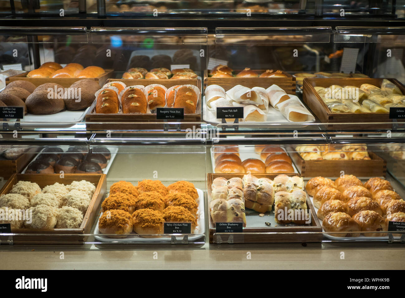 Verschiedene Gebäck und Brot auf Fach bei Bäckerei. Stockfoto