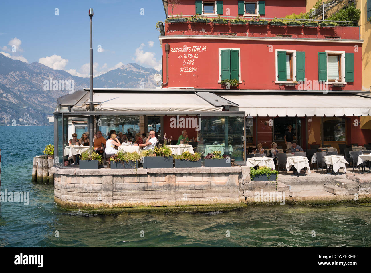 Restaurant am See im Gardasee Stockfoto