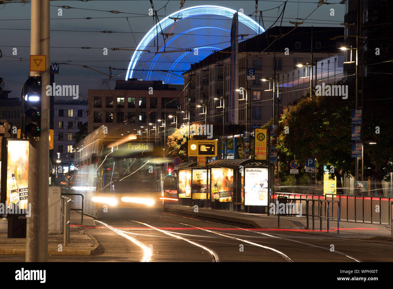 Dresden, Deutschland. 06 Sep, 2019. Eine Straßenbahn fährt an Wilsdruffer Straße vor ein großes Rad (lange Belichtung). Credit: Sebastian Kahnert/dpa-Zentralbild/ZB/dpa/Alamy leben Nachrichten Stockfoto
