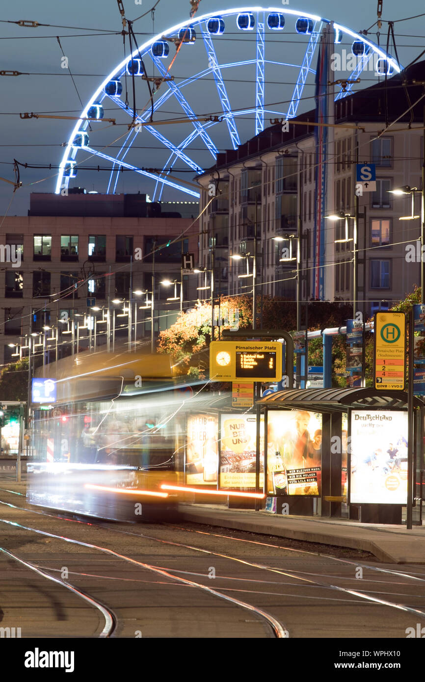 Dresden, Deutschland. 06 Sep, 2019. Eine Straßenbahn fährt an Wilsdruffer Straße vor ein großes Rad (lange Belichtung). Credit: Sebastian Kahnert/dpa-Zentralbild/ZB/dpa/Alamy leben Nachrichten Stockfoto