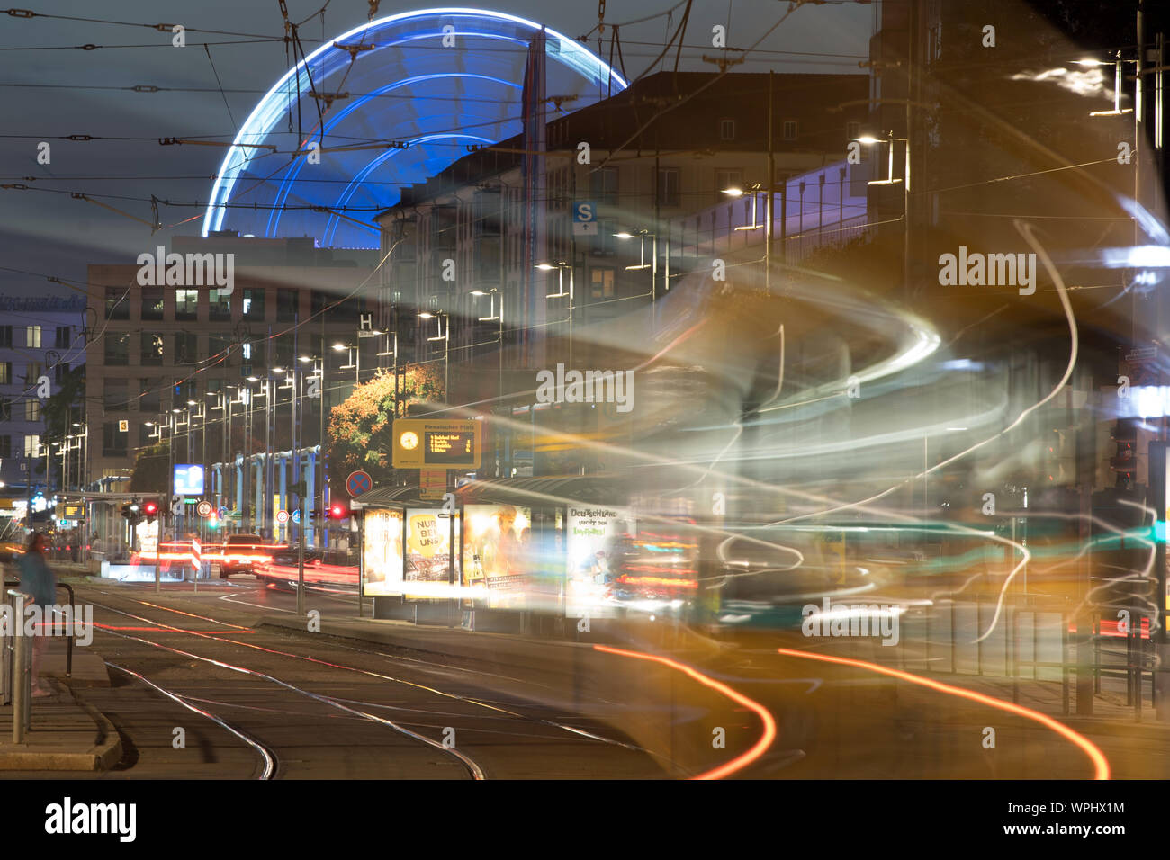 Dresden, Deutschland. 06 Sep, 2019. Eine Straßenbahn fährt an Wilsdruffer Straße vor ein großes Rad (lange Belichtung). Credit: Sebastian Kahnert/dpa-Zentralbild/ZB/dpa/Alamy leben Nachrichten Stockfoto