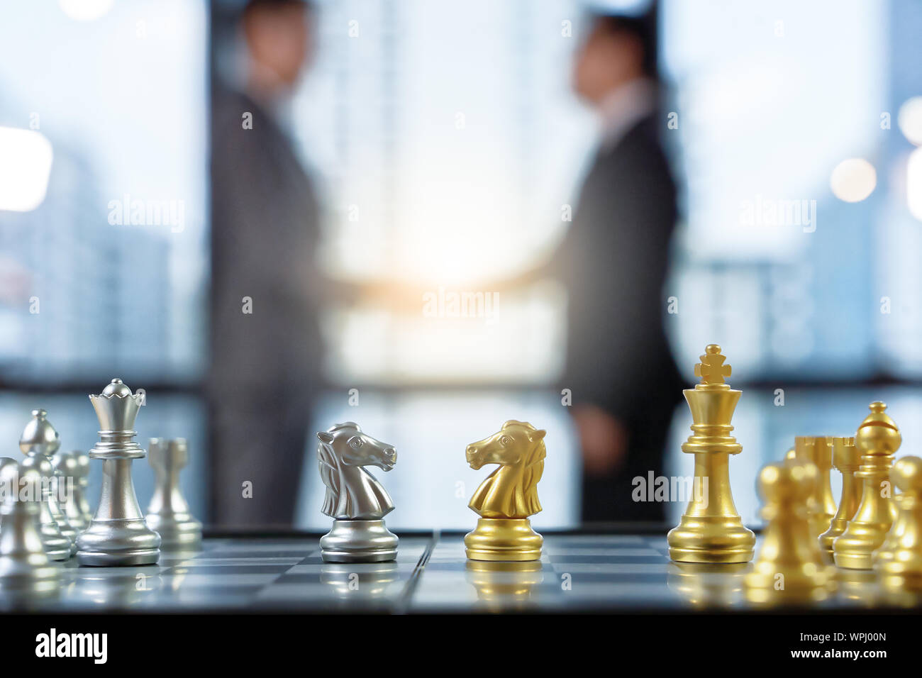 Schach und Schachbrett mit Erfolg Geschäftsmann auf Hintergrund, strategische Lage, Konfrontation und den Wettbewerb zwischen den zwei nebenkläger Stockfoto