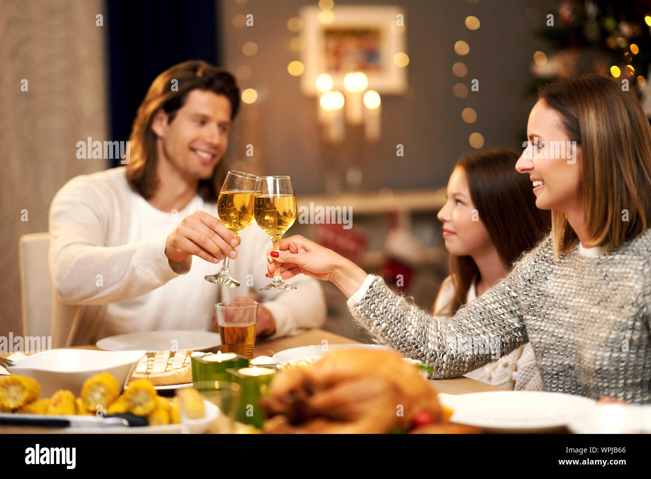 Schöne Familie essen Weihnachten Abendessen zu Hause Stockfoto